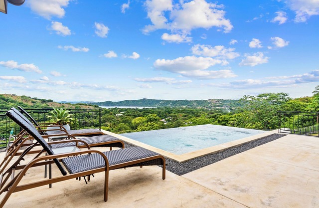 Oceanview Getaway: Expansive Villa + Club Access