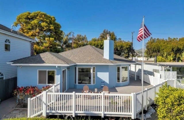 Oceanview home walking distance to beach, pier & short drive to downtown Ventura