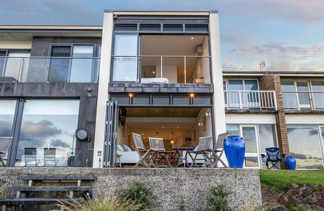 Oceanview - modern & stylish beachfront home
