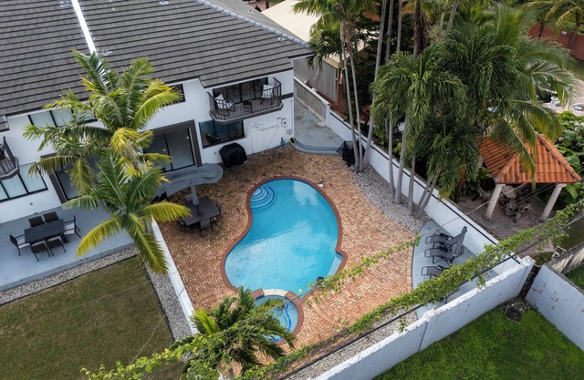 October & November Sale! Private Pool, Grill, Near Coral Gables & MIA Airport