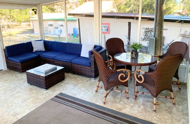 Off Duty Retreat ~ Sleeps 10, Screen Porch, Plenty of Parking, Blackstone Grill