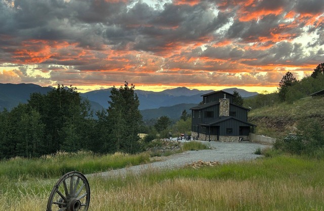 Off Grid Mountain Retreat w/Amazing Views