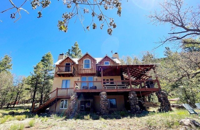 Off-grid Stoneman Lake cabin sleeps 10, off-road trail paradise in the pines.
