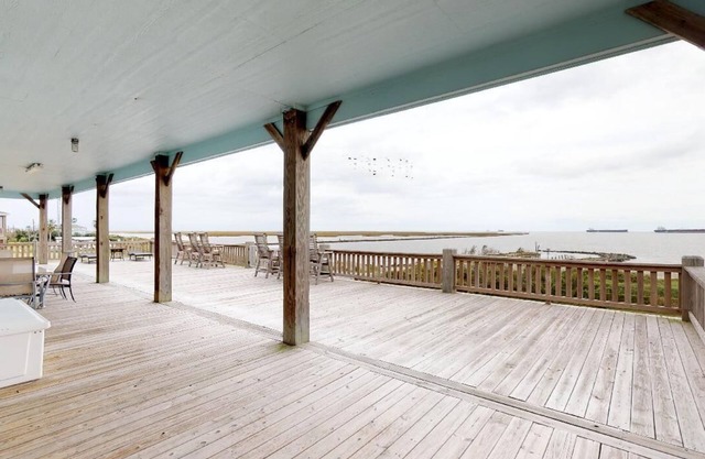 Off The Hook: 4 BR, 3 BA House in Port Bolivar, Sleeps 12