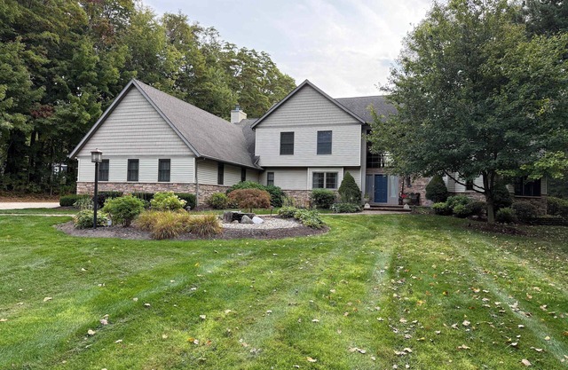 Off The Hook Spacious Home with Pool, Firepit, Large Yard