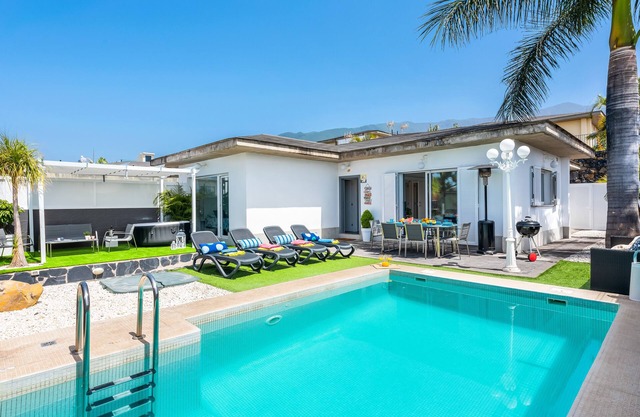 Offer Halloween, 26 October to 2 Nov PRIVATE SWIMMING POOL HEATED, AirCon, WIFI, BBQ,