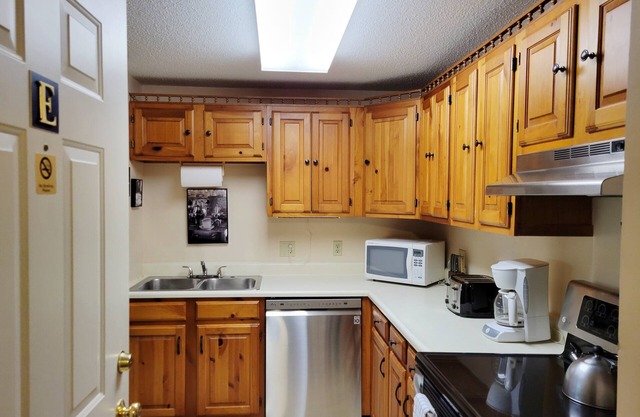 Official Seasons RMC Condo 01E - 1 Bedroom + Loft - sleeps 10 - No Fees