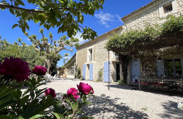 Old farmhouse with swimming pool in the heart of Provence