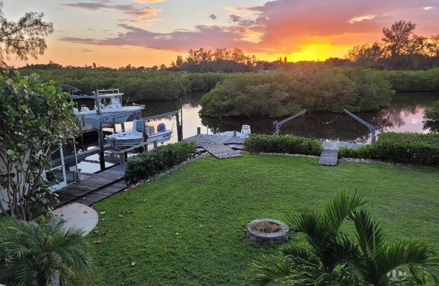 Old Florida! Incredible sunsets over mangroves/creek from your screened deck!