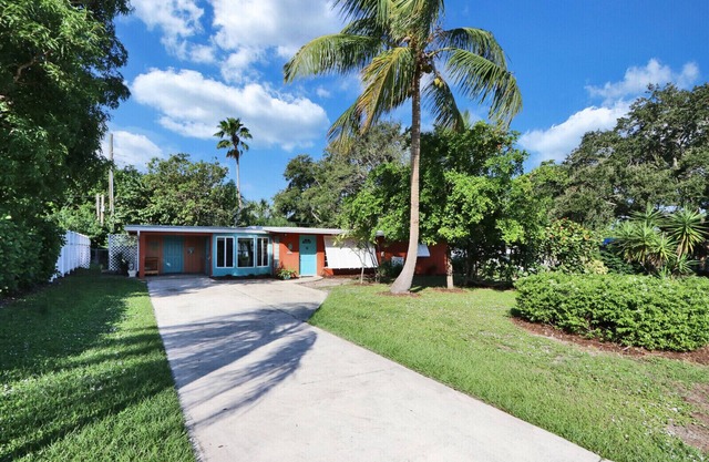 Old Florida Key West Cottage w/river access