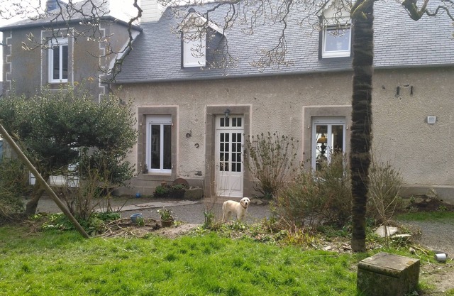 Old house with private garden, possibility of hosting horses.