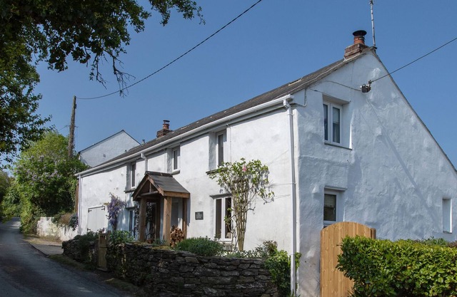 OLD KIDDLYWINK, pet friendly, character holiday cottage in Cubert