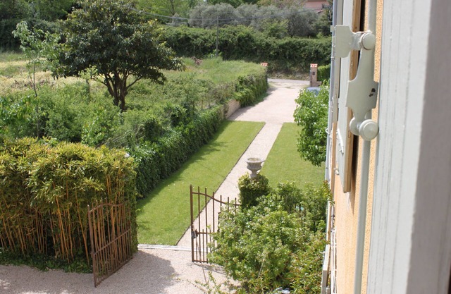 Old Provencal farmhouse, warm and comfortable, with private swimming pool