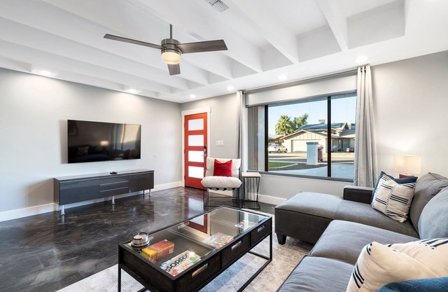 Old Town Fun House | 3 mins to all the action!