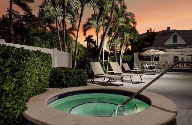 Olde Marco Island Inn, Deluxe Water View 2BR Suite w/Kitchen & Lanai