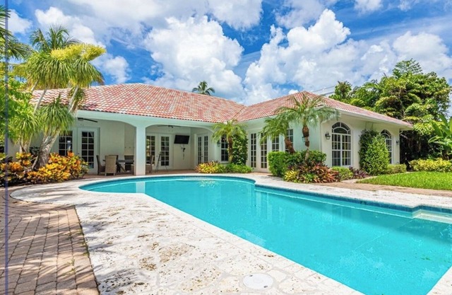 Olde Naples Luxury Home 10 Houses from the Beach