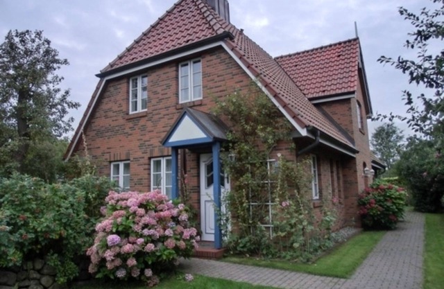 Oldsum 85b - quiet DHH in the old village - DHH