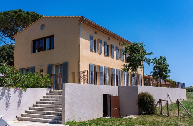 Ollioules/Sanary: Superb contemporary house with pool and sea view