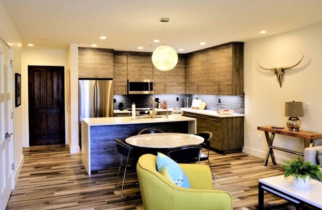 Olympic Terrace: Downtown Luxury & Convenience