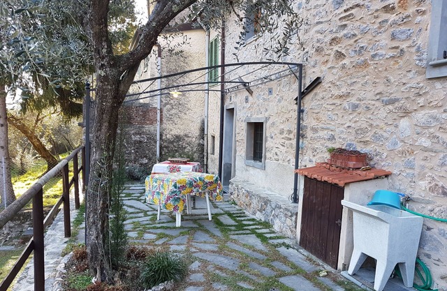 On a hill in Casoli (Camaiore) Rustic house of 70m ² in a few minutes drive from the beaches of Versilia