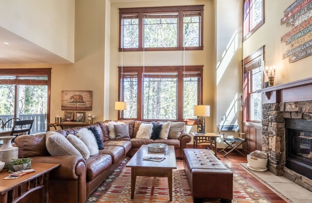 On Golf Course, Close to Eagle & Village, Pet Friendly w/Hot Tub