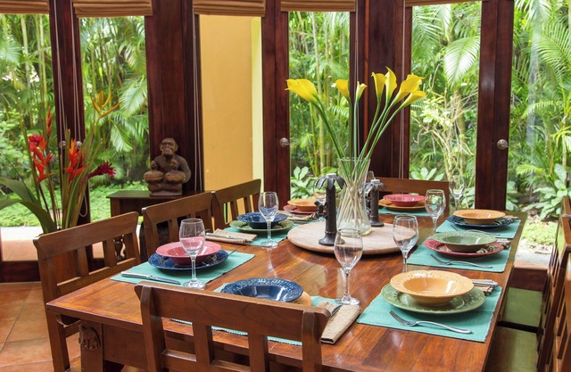 On Manuel Antonio Beach, 3 bed private pool and jacuzzi Lots of Monkeys!