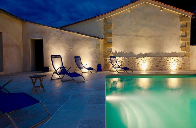 On the Dordogne, feet in the water