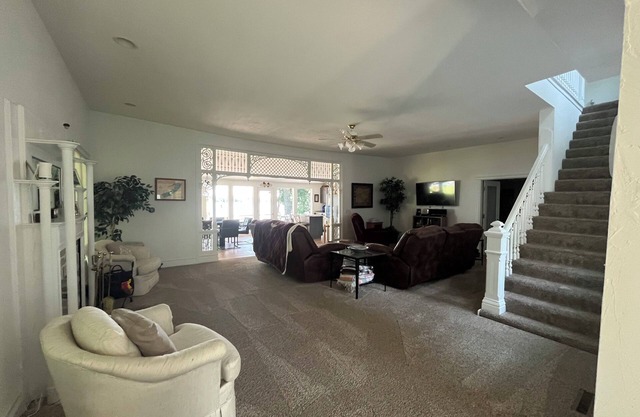 ON the Lake! Spacious 5-bedroom house with WiFi and AC