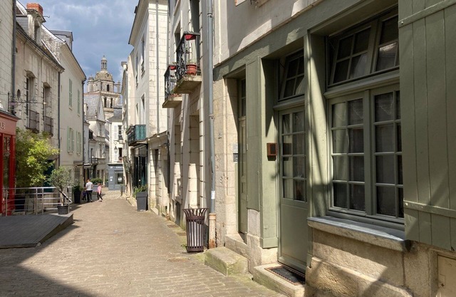 On the road to the royal city