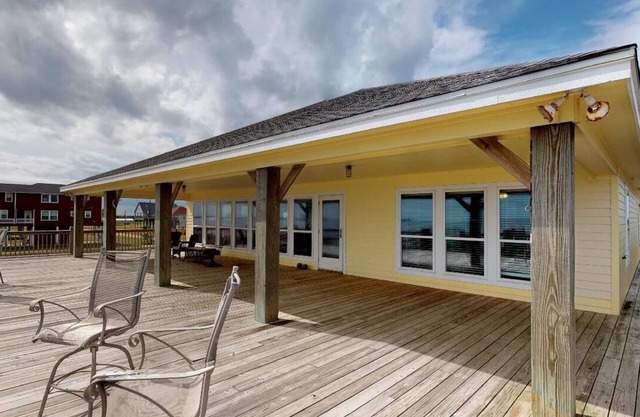 On the Rocks: 3 BR, 2 BA House in Port Bolivar, Sleeps 10