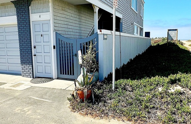 On the Sand! Lovely Cape Cod 2 Bdrm Upstairs Apartment in charming Sunset Beach!