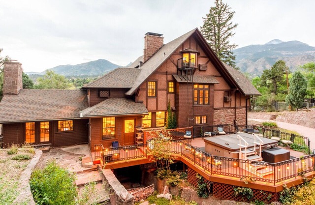 Onaledge Historic Lodge- Retreat in Manitou Springs