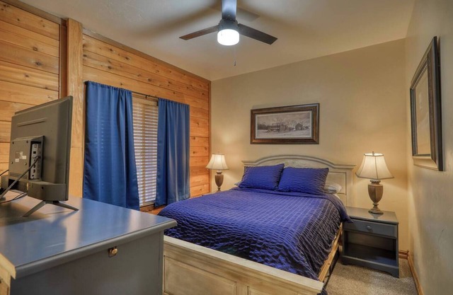 One bedroom Golf Course condo with A/C