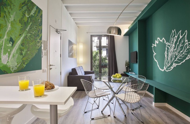 One bedroom with lovely balcony next Plaza España