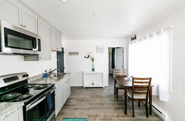 One Block from Ocean CLOSE to everything! Modern and Clean!