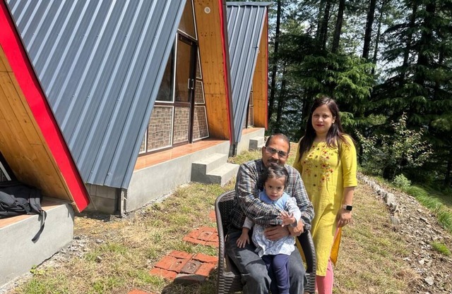 one cabin cottages with green surroundings and Mountain View