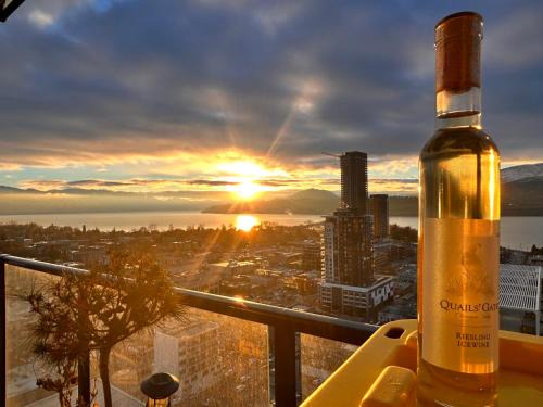 One Million-Dollar Vista Premium private ensuite Bedroom with Lake & City Views