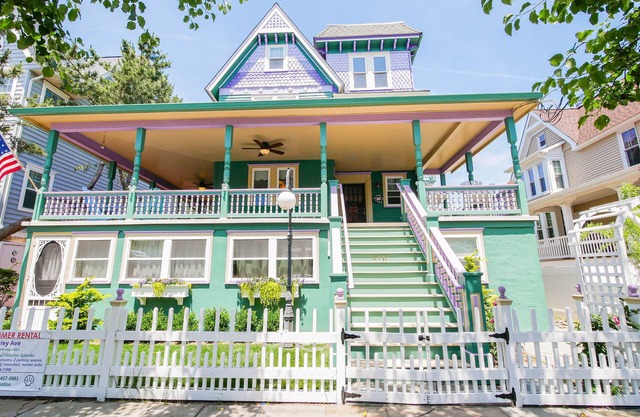 One of a kind single family home, 6 bedrooms, sleeps 13