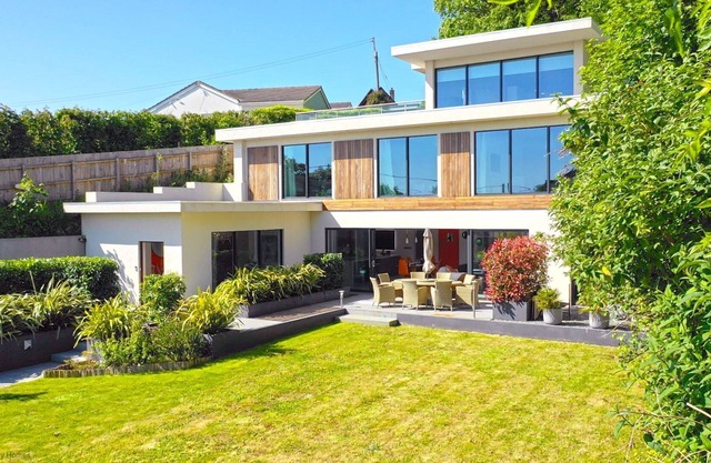 One Tennyson - a house that sleeps 8 guests in 4 bedrooms