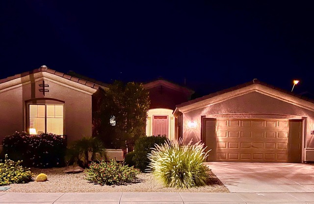 Only five miles from Surprise Stadium. Sleeps 6.