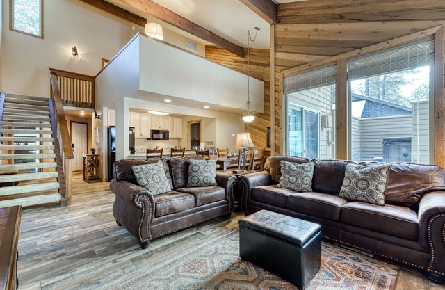 Open dog-friendly home w/WiFi, private hot tub, guest bikes, and SHARC passes