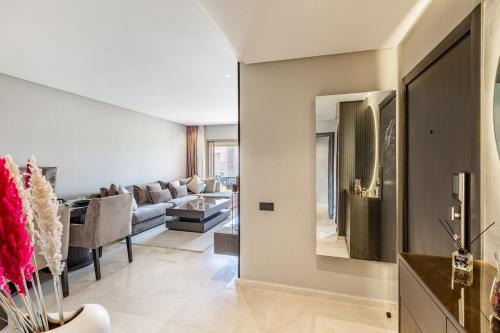 Opulent 3BR apartment, pool view