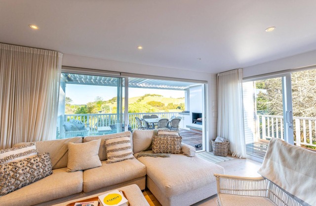 Oriwa Villa, Oneroa Village - near Mudbrick and Cable Bay - Welcome to Oriwa Villa, a luxurious 4 bedroom, 3 bathroom family home. This exquisite holiday home is designed to provide the perfect getaway, offering a blend of elegance, modern amenities,