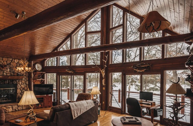 Otter Cove Lodge: Serene Lakefront Retreat w/Kayaks, Fireplaces, & Room for 10