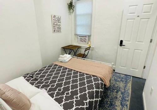 Oui on Ludlow - Entire House and Private Rooms in University City