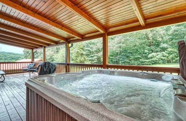 Our Nest - Hot tub, paved roads, centrally located