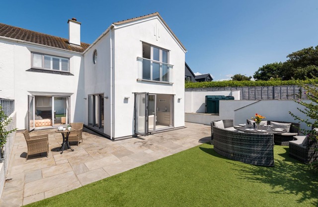 Out of the Blue : Spacious 5‑Bed Holiday Home with Annexe Near Rhosneigr Beach | Managed by Anglesey