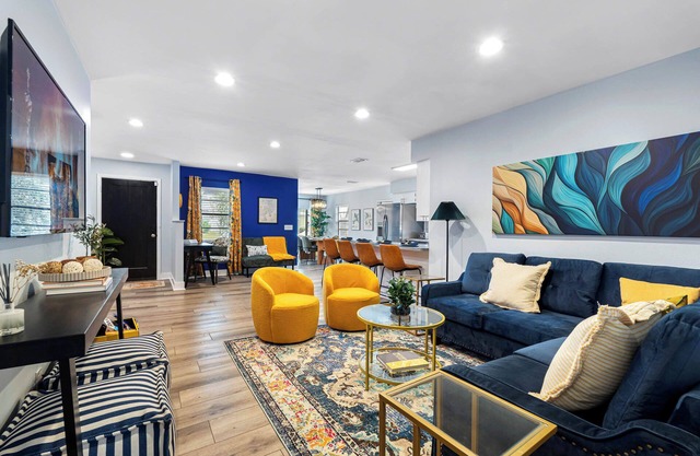 Outdoor Games, Firepit, King bed, BBQ Grill, Close to Downtown and attractions