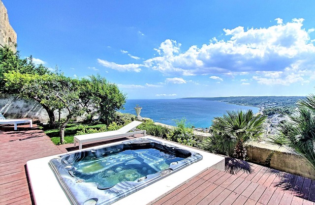 Outdoor jacuzzi in old town w/fantastic sea view