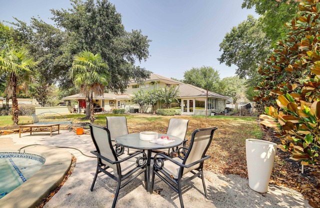 Outdoor Oasis + Pool: Cozy Houston Studio!